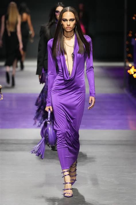 sfilata versace milano 2023|Vestiti Primavera Estate 2023: le tendenze dalla sfilata Versace.